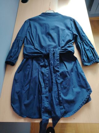 Blusa Larga Entallada Azul de manga francesa.