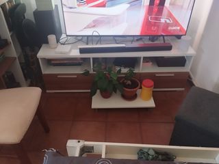 Mueble bajo TV blanco y marrón