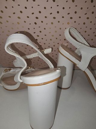Sandalias blancas tacón ancho talla 39