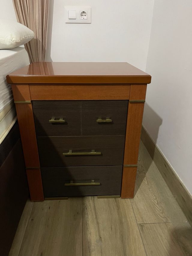 Cómoda, mesitas de noche y espejo de madera maciza