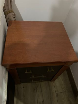 Cómoda, mesitas de noche y espejo de madera maciza