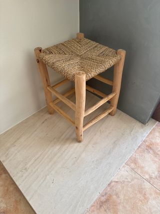 Taburete de madera y yute