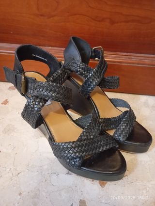 Sandalias de cuña negras trenzadas