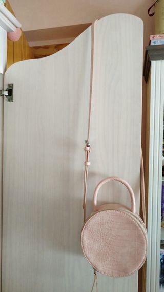 Bolso circular rosa con correa