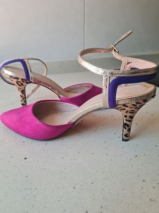 Zapatos de tacón dorados y fucsia