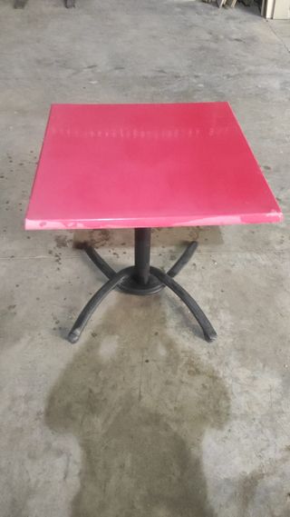 Tavoli pieghevoli, tavoli rossi con copertine nere.