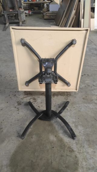 Tavoli pieghevoli, tavoli rossi con copertine nere.