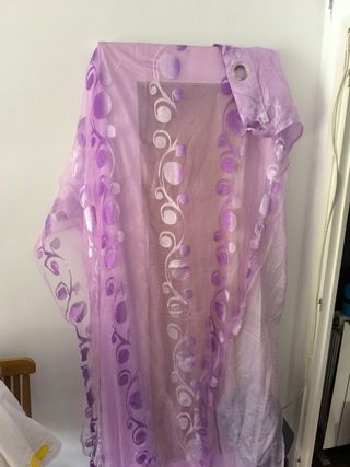 Cortina morada con diseño floral