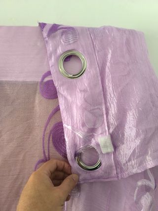 Cortina morada con diseño floral