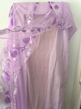 Cortina morada con diseño floral