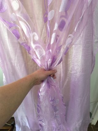 Cortina morada con diseño floral
