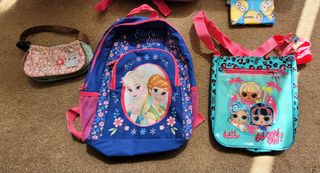 Varias mochilas y bolsos. 