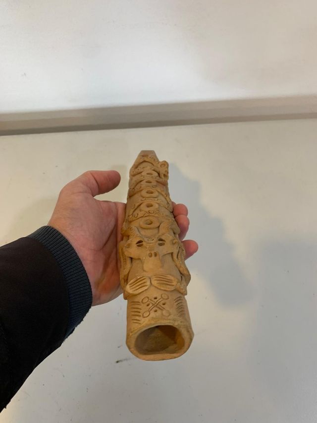 Flauta tribal de barro con figuras