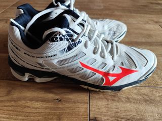 Zapatillas Mizuno Wave Voltage Blancas y Rojas