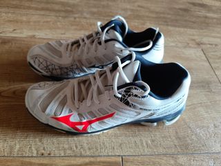 Zapatillas Mizuno Wave Voltage Blancas y Rojas