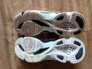 Zapatillas Mizuno Wave Voltage Blancas y Rojas