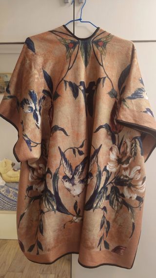 Poncho elegante estampado pájaros