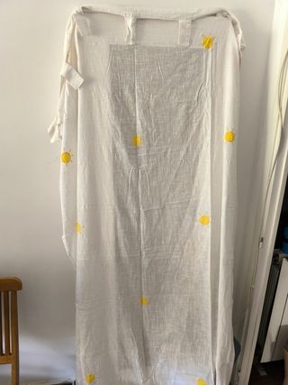 Cortina blanca con estampado de soles