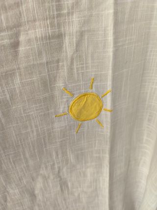 Cortina blanca con estampado de soles