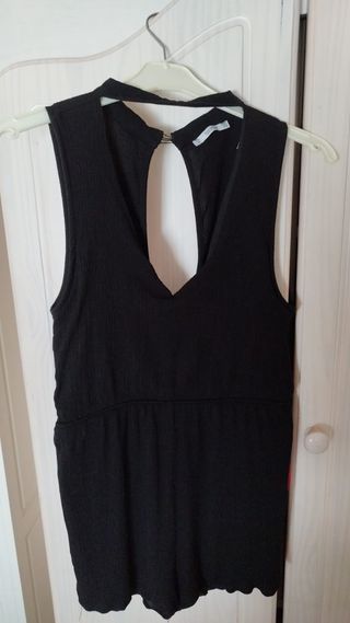 Mono corto Pull and Bear negro escote V