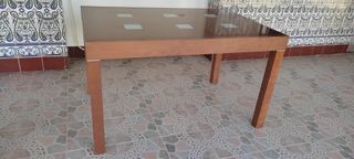 Mesa extensible de madera y cristal