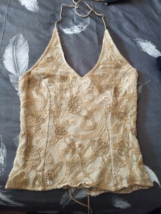 Top dorado con pedrería y escote halter