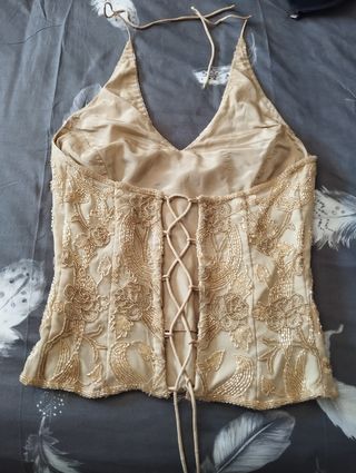 Top dorado con pedrería y escote halter