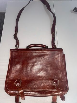 Bolso de piel marrón en cuero hecho en iltalia.