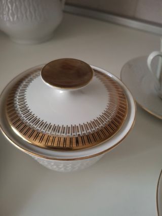 Tazzine da tè in porcellana con bordo oro