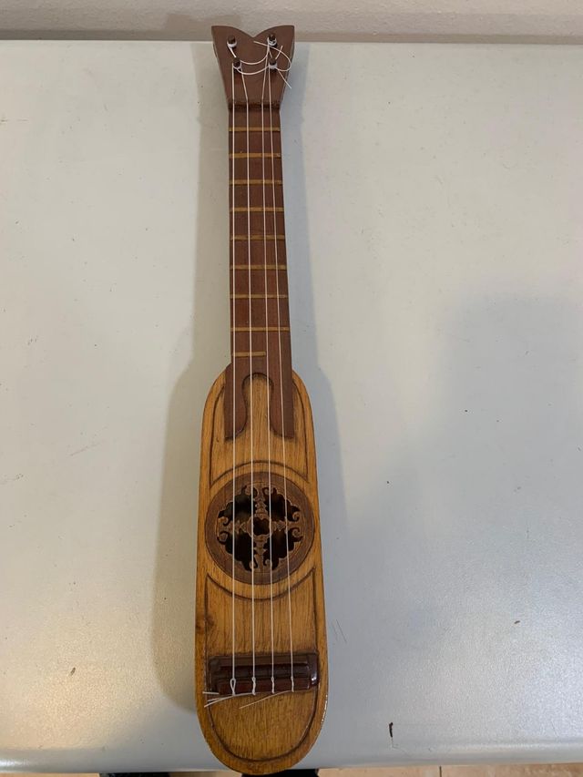 Ukelele miniatura de madera