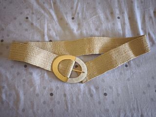 Cinturón de rafia beige con hebilla dorada
