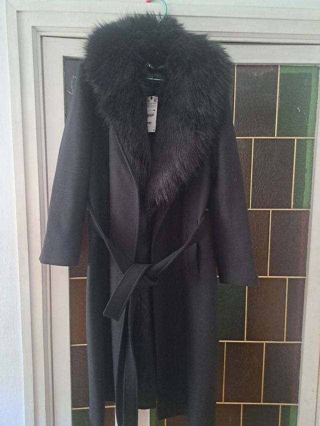 Abrigo Zara Negro Talla XL con Cuello Peludo