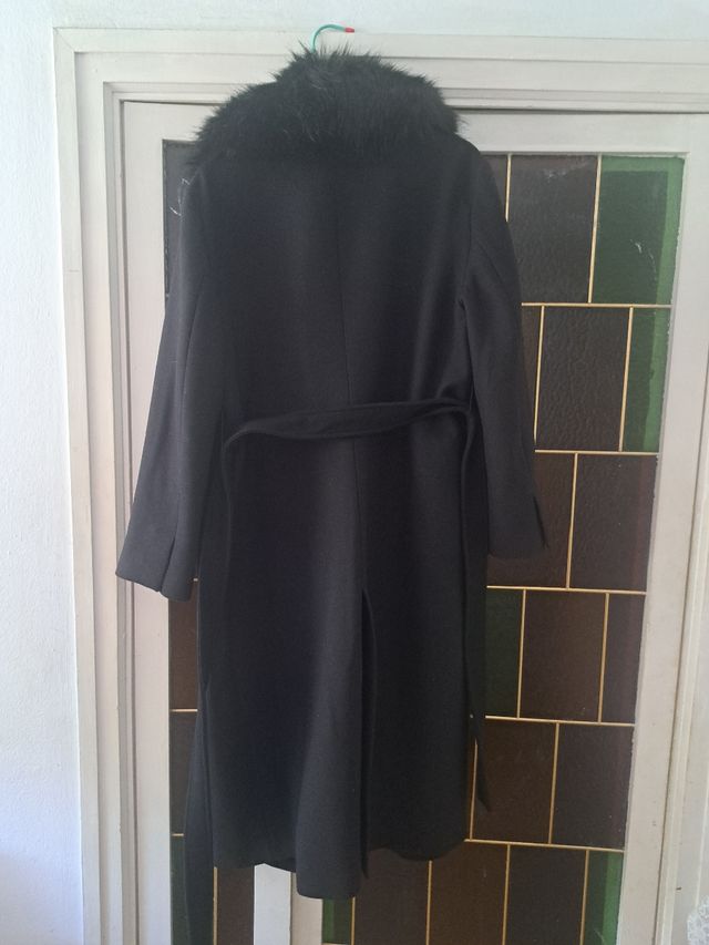 Abrigo Zara Negro Talla XL con Cuello Peludo