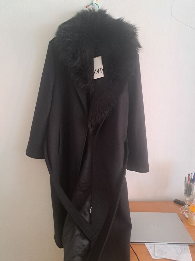 Abrigo Zara Negro Talla XL con Cuello Peludo