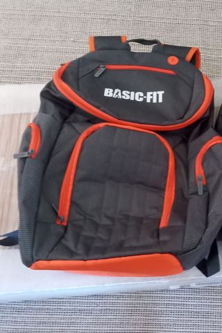 Mochila Basic-Fit gris y naranja.