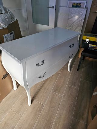 Cómoda blanca de madera
