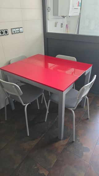 Mesa de cocina con 4 sillas