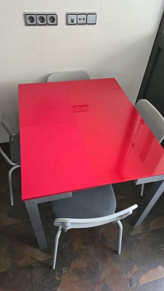 Mesa de cocina con 4 sillas