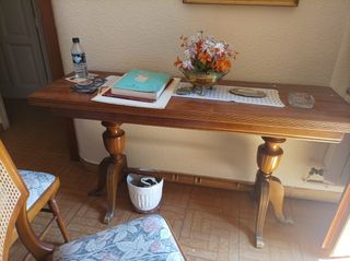 Mesa de madera con tapa de cristal