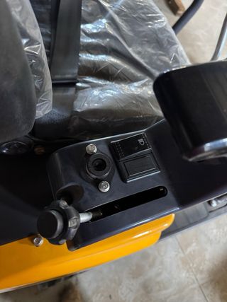 Miniexcavadora amarilla