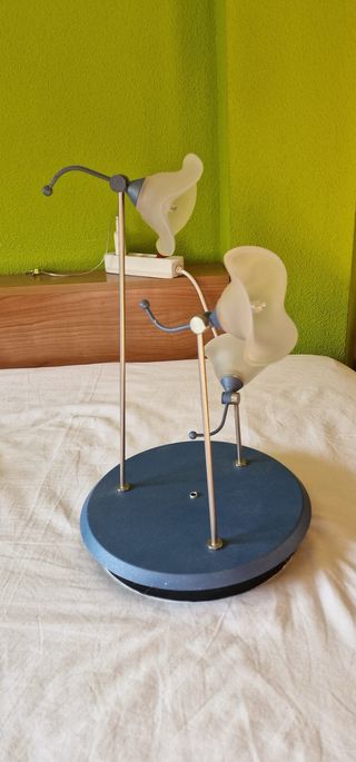 Lámpara de mesa con flores de cristal