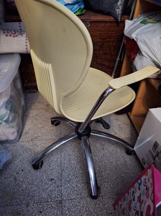 Silla de diseño beige y plateada