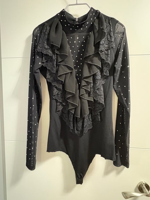 Blusa con volantes, encaje y pedrería