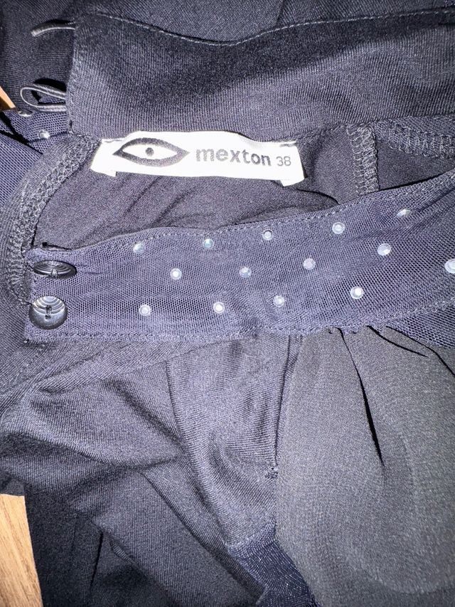 Blusa con volantes, encaje y pedrería