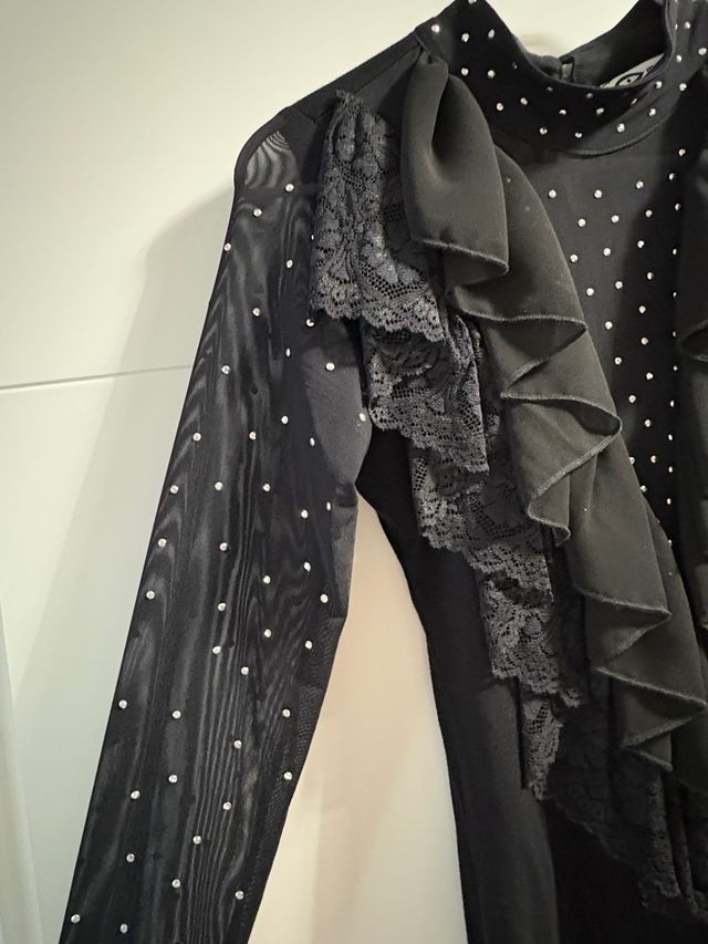 Blusa con volantes, encaje y pedrería