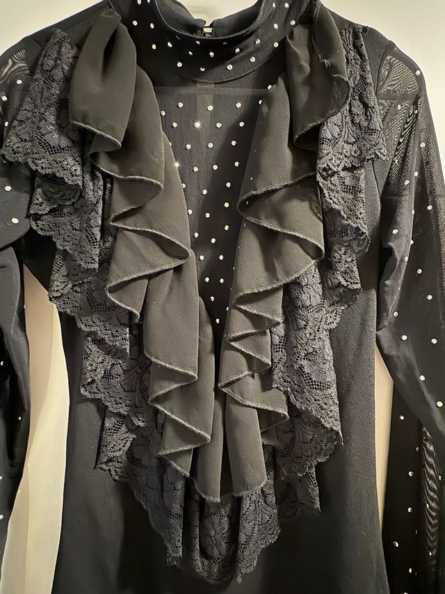 Blusa con volantes, encaje y pedrería