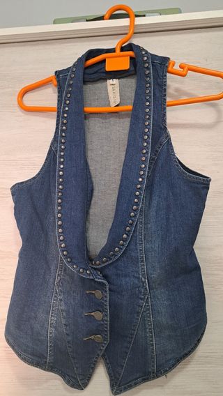 Chaleco vaquero con tachuelas