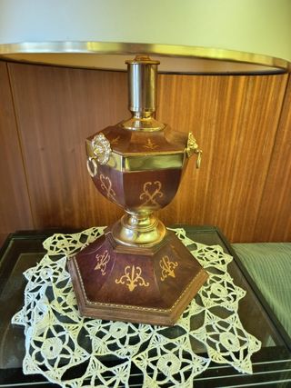 Lámpara de mesa de madera y metal