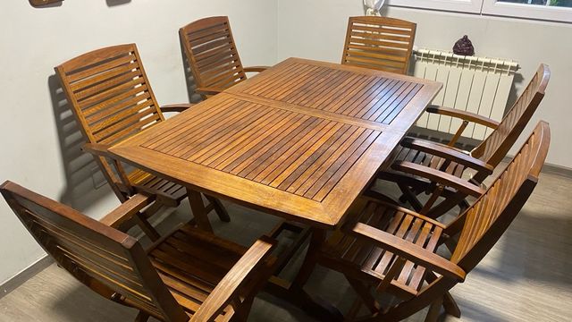 Mesa extensible de madera y seis sillas