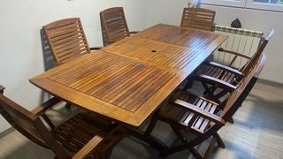 Mesa extensible de madera y seis sillas